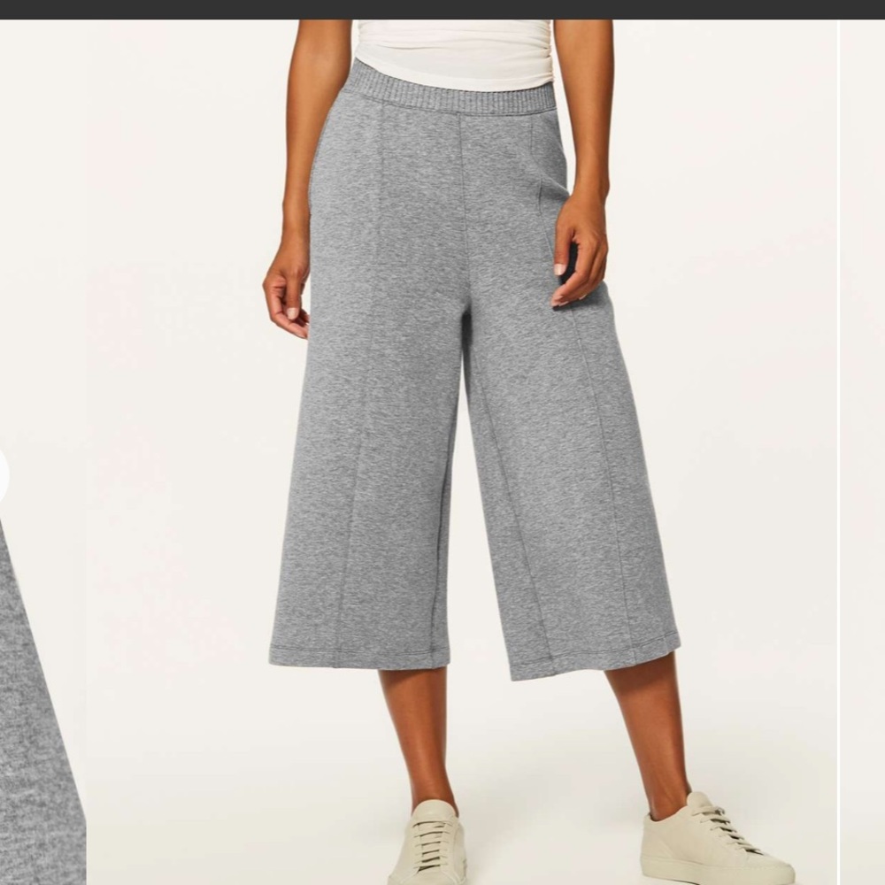 Lululemon New Form Crop (17")
Heathered Medium Grey / Black
